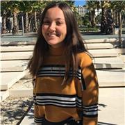 Estudiante de Ade+Derecho da clase para alumnos y alumnas de colegio o instituto